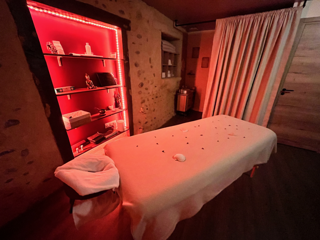 Salon de massage, avec table de massage professionnelle, ambiance cozy